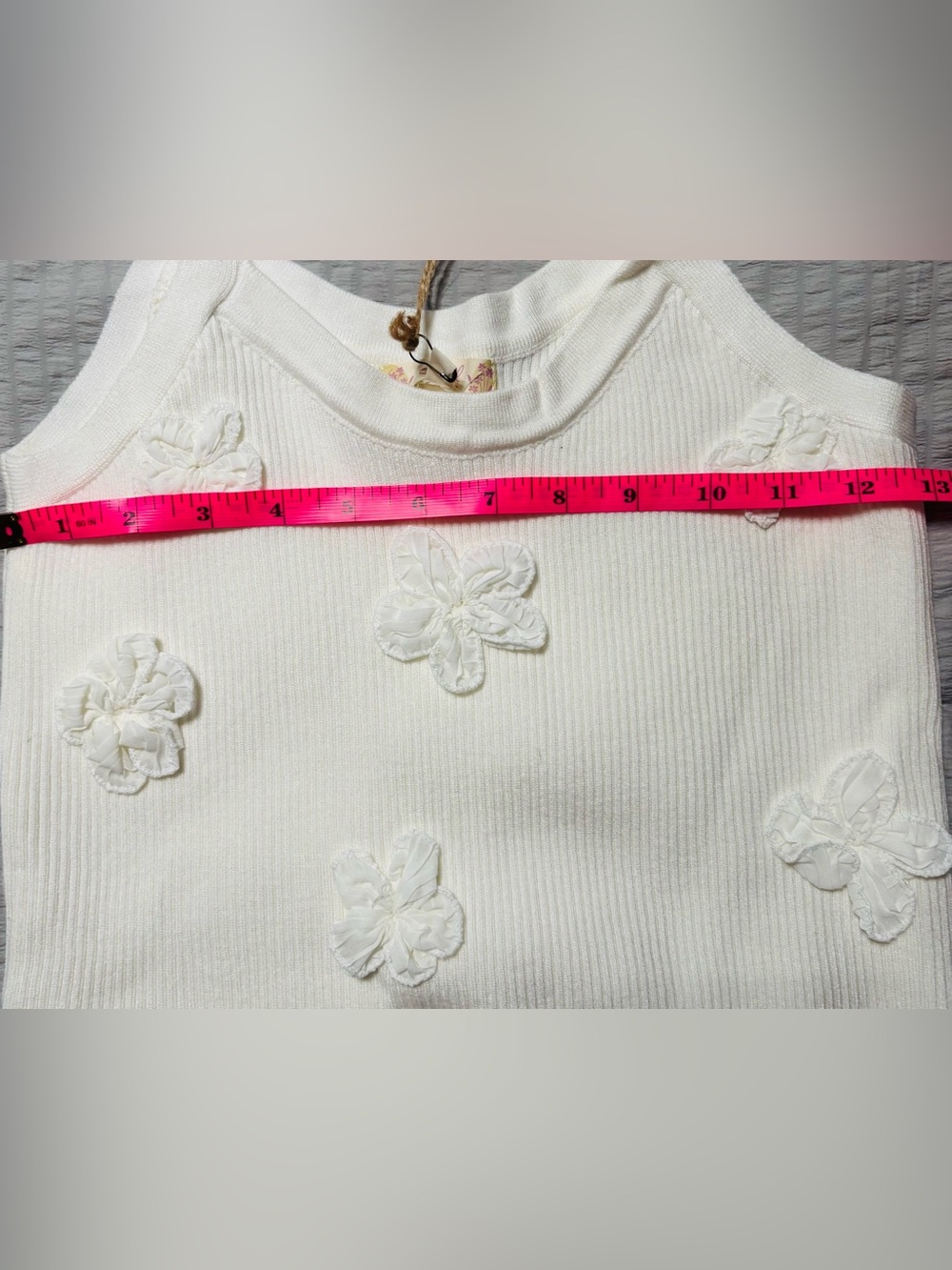 🌴🌴🌴easel White Ribbed Knit Tank with 3D Floral Appliqués - Picture 5 of 5